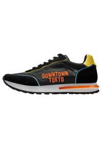 Scarpa sportiva nera realizzata in materiali mesh e suede, con il testo arancione "DOWNTOWN TOKYO", un accento giallo sul tallone e dettagli multicolore sulla suola.