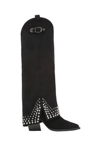 Botte haute en suède noire avec un haut arrondi, des accents en clous argentés et un léger talon. Comprend un détail de boucle en haut.