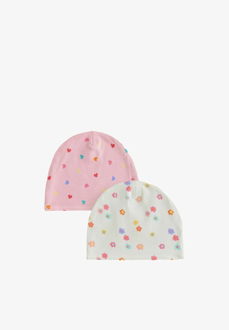 Deux bonnets en tissu doux, un rose avec des cœurs multicolores, l’autre blanc avec des motifs floraux colorés.