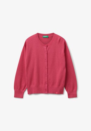 Button-Kardigan in einheitlichem Rosa mit langen Ärmeln und rundem Ausschnitt, aus Strickstoff, flach auf weißem Hintergrund präsentiert.