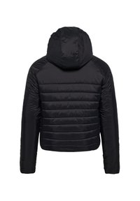 Svart vadderad jacka med huva, horisontellt quiltad design och slät yta. Långa ärmar med en åtsittande passform och utan synlig hårdvara.