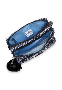 Zebra-mønstret Kipling tegnebog med sort og hvidt stofudvendig, blå indvendig, to lynlåslommer og en sort fluffy charms vedhæftet.