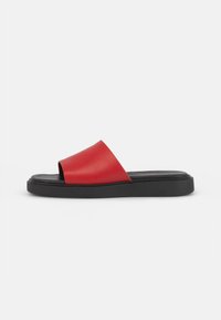 Røde skinnesandal med åpen tå, med en bred rem og en tykk svart gummisåle. Glatt tekstur, minimalistisk design.