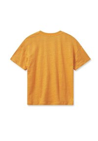 Camiseta de manga corta y cuello redondo en tejido amarillo claro con una textura suave y un ajuste holgado, que presenta un diseño sencillo sin logotipos visibles.