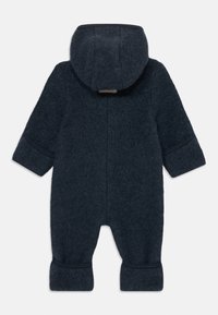 Dunkelblauer, Fleece-Einteiler mit Kapuze, langen Ärmeln und Bündchen an den Knöcheln. Mit einer Nahtdetails auf der Rückseite und einem Etikett am Halsausschnitt.