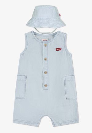 Tutina di cotone azzurro chiaro senza maniche, con bottoni frontali, due tasche laterali e un cappello a secchiello abbinato azzurro chiaro.