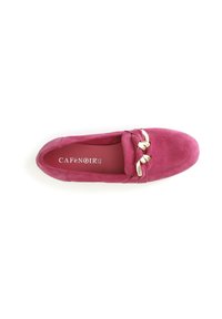 Roze suede instapper met een gladde textuur, voorzien van een gevlochten detail en twee metalen accenten op de bovenkant. Het logo is zichtbaar op de binnenzool.