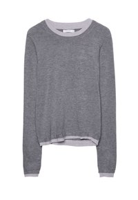 Grauer Pullover mit langen Ärmeln und rundem Ausschnitt, mit hellgrauen Rippbündchen und Saum. Hergestellt aus weichem, strukturierte Strickstoff.