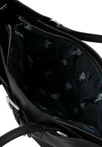 Borsa a tracolla in pelle nera con ferrature argentate, chiusura a zip e interno spazioso con fodera in tessuto scuro con un motivo di piccoli loghi.