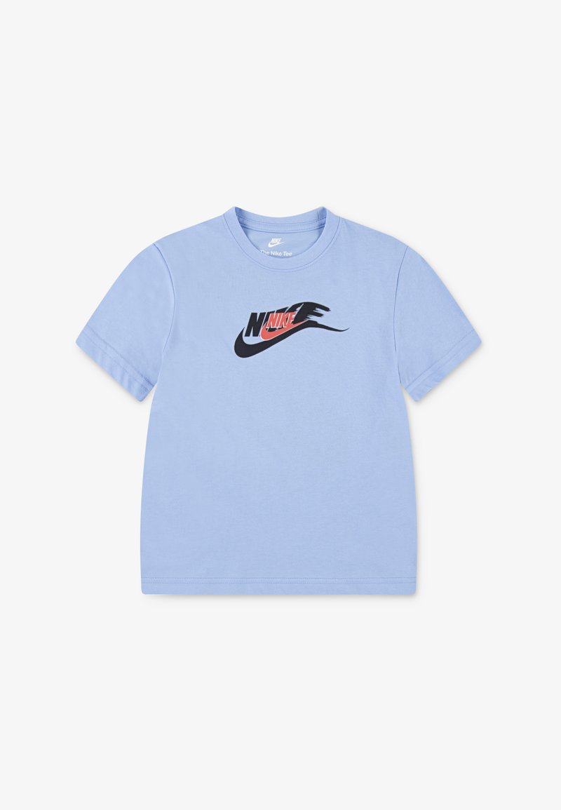 T-shirt di cotone azzurro chiaro con collo rotondo e maniche corte. Presenta un logo Nike nero e rosso stampato sul davanti. Texture morbida.