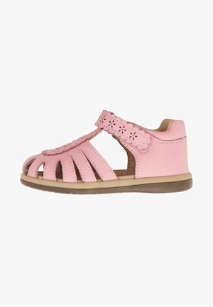 Roze leren sandaal met een gesloten achterkant, open teen en uitsnijdingen. Bevat een klittenbandsluiting en een gestructureerde rubberen zool voor grip.