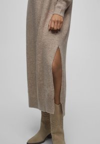 PULL&BEAR Pletené šaty - beige