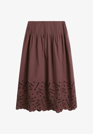 Jupe midi marron avec taille plissée et ourlet festonné, ornée d'un motif de broderie florale ajourée.