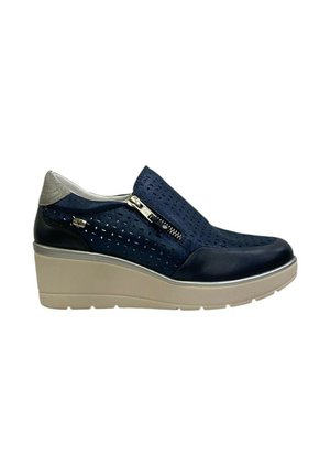 Scarpe con zeppa in pelle blu navy con motivo traforato, accentate da una cerniera argento e una suola in beige chiaro.