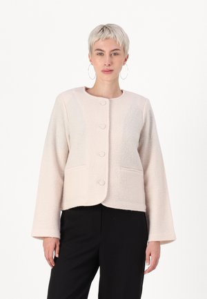 Lyserød cropped jakke i blødt, struktureret stof med rund halsudskæring, fire knapper og to forlommer. Lange klokkeærmer.