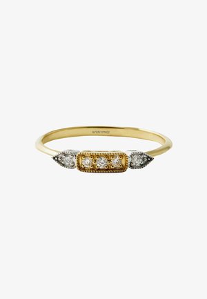 Anillo de oro con un diseño rectangular central que presenta un acento decorativo amarillo, flanqueado por extremos de plata engastados con piedras preciosas transparentes.