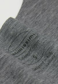 Szara bawełniana tkanina o gładkiej teksturze; zawiera nadrukowaną metkę z oznaczeniem "Superior Cotton" oraz rozmiar "S", z detalami wzoru.