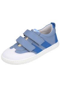 Zapatilla azul y blanca con dobles tiras de Velcro, materiales de cuero liso y textil, punta redondeada, suela texturizada y rayas laterales en contraste.