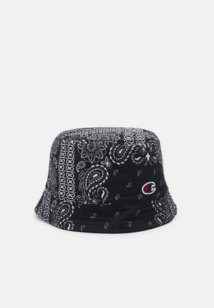 Sort bucket hat med hvid paisley bandana mønster og lille rød, hvid og blå Champion-logo foran i midten.