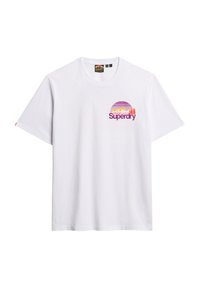 Bílá bavlněná tričko s krátkým rukávem má barevnou kulatou grafiku s horami a textem "Superdry" v purpurové a oranžové barvě.