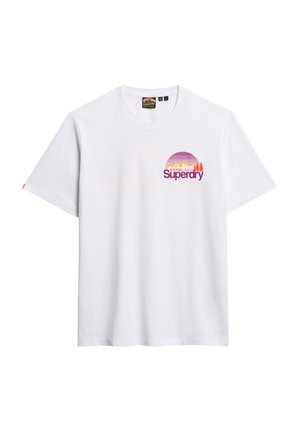 Weißes Baumwoll-T-Shirt mit kurzen Ärmeln, das ein buntes kreisförmiges Grafikdesign mit Bergen und dem Text "Superdry" in Lila und Orange zeigt.