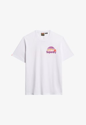 Weißes Baumwoll-T-Shirt mit kurzen Ärmeln, das ein buntes kreisförmiges Grafikdesign mit Bergen und dem Text "Superdry" in Lila und Orange zeigt.