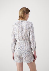 Blomstertrykt rompers i lett stoff; har langermede, elastisk midje, og et delikat paisley-mønster i blå og ferskenfarger.