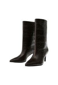 Černé kožené kotníkové boty s krokodýlím embosovaným vzorem, špičatou špičkou a 3palcovým jehlovým podpatkem pro elegantní siluetu.