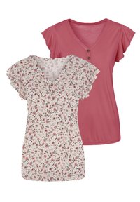 Zwei Damenoberteile: eines mit floralen Mustern, V-Ausschnitt und Rüschensäumen, und eines in einfarbigem Pink mit Knopfdetails und kurzen Ärmeln.