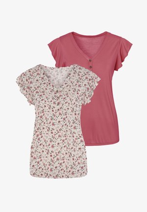 Zwei Damenoberteile: eines mit floralen Mustern, V-Ausschnitt und Rüschensäumen, und eines in einfarbigem Pink mit Knopfdetails und kurzen Ärmeln.