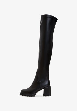Stivali neri sopra il ginocchio in materiale sintetico liscio. Tacco grosso con superficie testurizzata e dettaglio di ritaglio laterale.