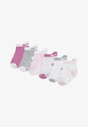 Set von sechs Socken für Kleinkinder in Rosa, Weiß und Grau. Mit kontrastierenden Farben an Zehen und Fersen sowie Nike-Logo-Elementen an den Seiten.
