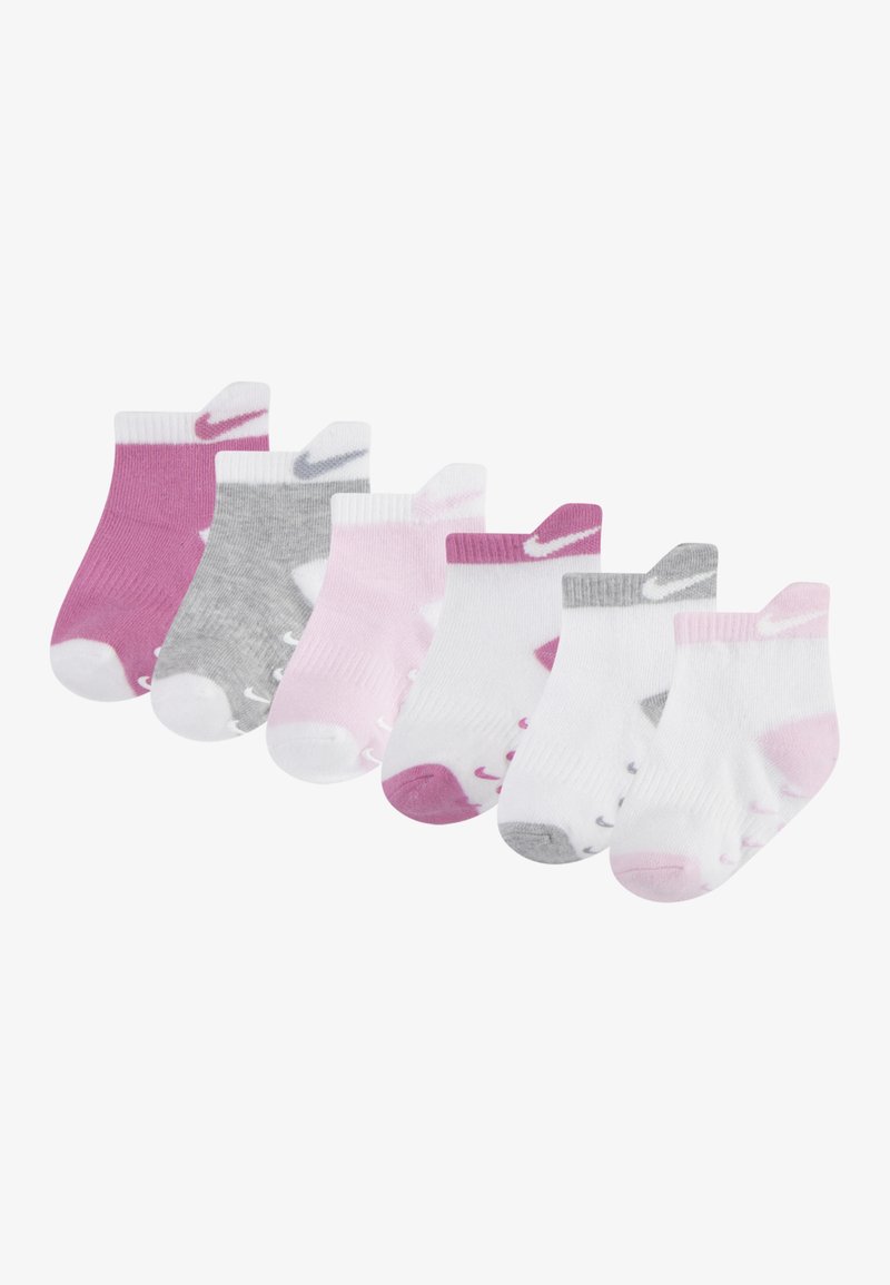 Conjunto de seis calcetines para niños pequeños en rosa, blanco y gris. Presenta puntas y talones de colores contrastantes, con acentos del logo de Nike en los laterales.