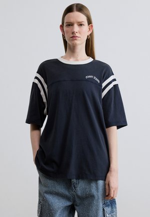 - T-shirt z nadrukiem