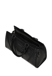 Fekete bőr utazótáska mintás krokodilbőr hatással, felső cipzárral, dupla fogantyúval és belső rekesszel a szervezéshez.