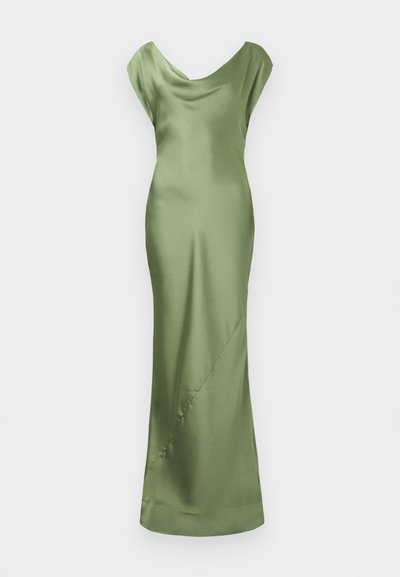 Vestido de seda verde com decote drapeado, mangas curtas e silhueta ajustada, apresentando um detalhe de costura diagonal subtil.