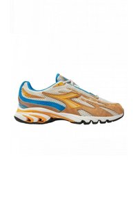 Scarpa da ginnastica con tomaia in mesh e suede beige e blu, con accenti arancioni. Design della suola curva per stabilità e supporto.