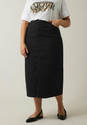 Jupe midi en denim noir avec une fente avant, dotée d'une taille ajustée et d'un design classique à cinq poches. Associée à des ballerines noires à bride arrière.