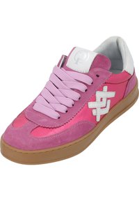 Sneaker rosa con accentuazioni in suede e lucide, logo bianco sulla linguetta, lacci viola, punta arrotondata e suola in gomma color tan.