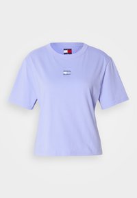 Svijetloplavi pamučni majica s kratkim rukavima i okruglim izrezom. Sadrži mali Tommy Jeans logo u središtu.