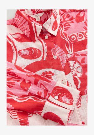 Rød og pink mønstret skjorte lavet af letvægtsstof, med muslingedesign, en knaplukning og en krave.
