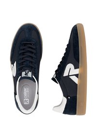Baskets en suède bleu marine avec des accents blancs et une semelle en caoutchouc beige. Présente un bout arrondi, un design à lacets et un logo sur le côté.