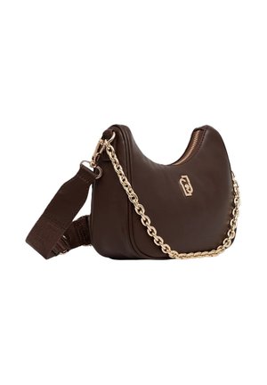 Sac à bandoulière incurvé en cuir marron foncé avec chaîne dorée et large sangle réglable en tissu, avec un petit logo doré à l'avant.