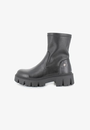 Botín de cuero negro hasta el tobillo con una suela de goma negra gruesa. Presenta un acabado liso, detalle de costura lateral y un diseño de punta redonda.