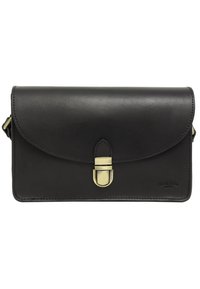 Bolso de cuero negro con cierre de solapa, herrajes dorados y textura suave. Presenta una forma rectangular y un detalle de logo en relieve.