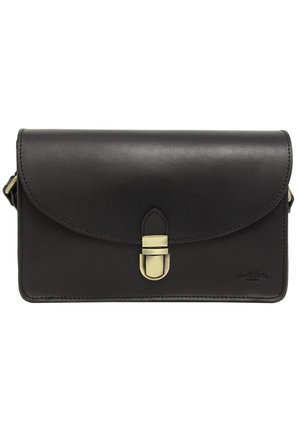 Sort læderhåndtaske med flaplukning, guldfarvet hardware og en glat tekstur. Har en rektangulær form og prægede logo-detaljer.