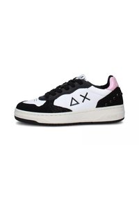Sneaker con una toma in pelle nera e bianca; presenta accenti rosa, pannelli testurizzati, lacci neri e borchie tonde sul tallone.