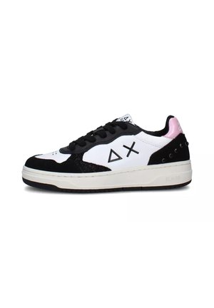 Sneaker con una toma in pelle nera e bianca; presenta accenti rosa, pannelli testurizzati, lacci neri e borchie tonde sul tallone.