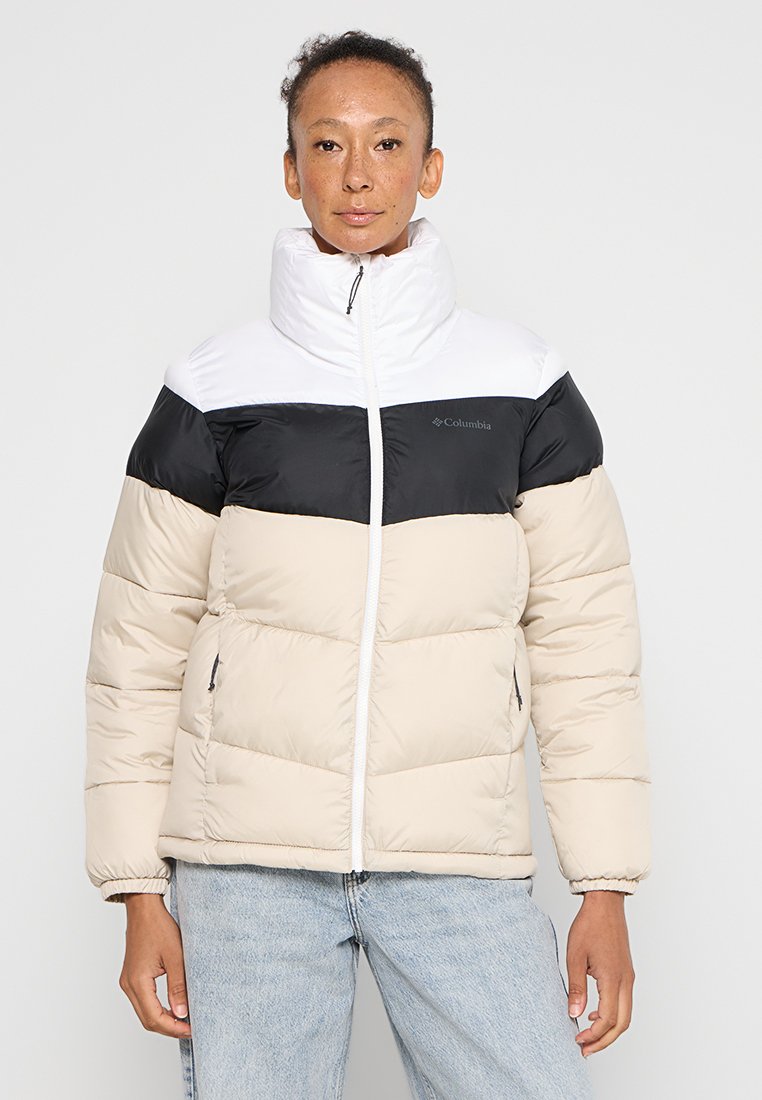 Chaqueta tipo puff, con un diseño de bloques de color blanco, negro y beige, cierre de cremallera, cuello alto y bolsillos laterales. Textura exterior suave.