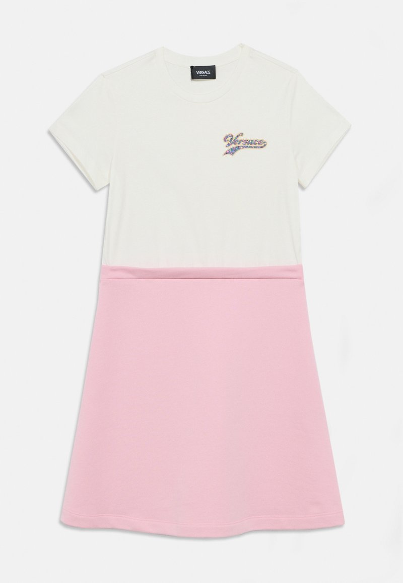 Λευκό φόρεμα με κοντά μανίκια που διαθέτει ροζ φούστα. Το πάνω μέρος έχει λογότυπο με λαμπερή διακόσμηση. Λείο ύφασμα και εφαρμοστή γραμμή.